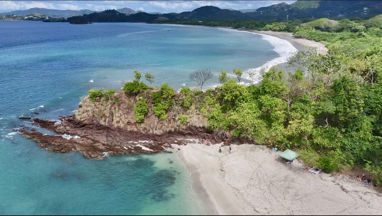 Vista panorámica de Playa Conchal con su característica arena de conchas y aguas turquesa.